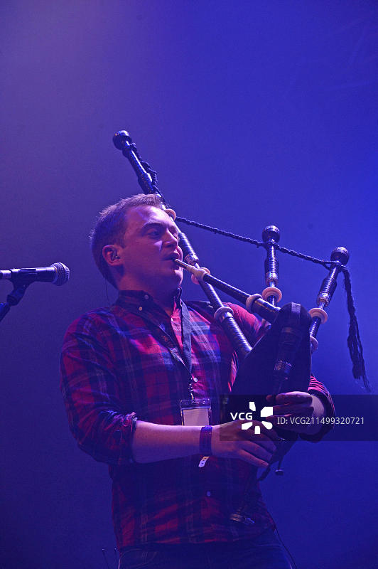 在2018年设德兰民俗音乐节上演奏的苏格兰民间传统乐队Ho-Ro图片素材