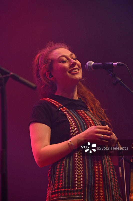 在2018年设德兰民俗音乐节上演奏的苏格兰民间传统乐队Ho-Ro图片素材