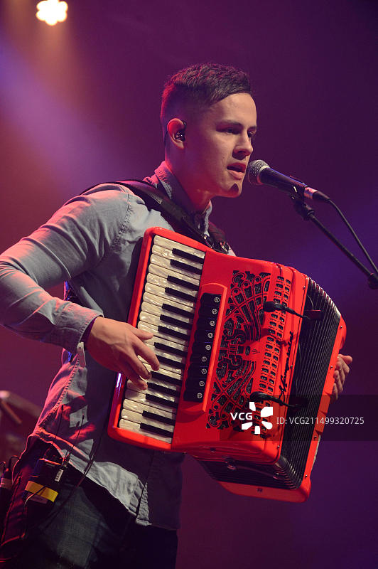 在2018年设德兰民俗音乐节上演奏的苏格兰民间传统乐队Ho-Ro图片素材