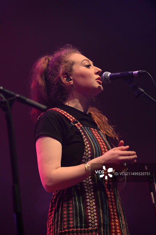 在2018年设德兰民俗音乐节上演奏的苏格兰民间传统乐队Ho-Ro图片素材