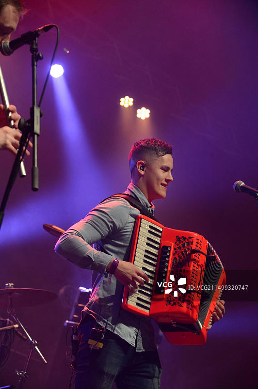 在2018年设德兰民俗音乐节上演奏的苏格兰民间传统乐队Ho-Ro图片素材