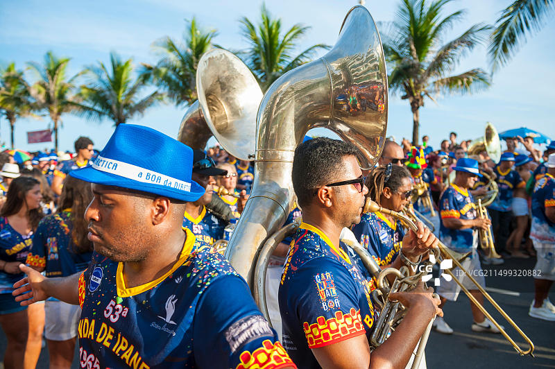 2017年3月15日，里约热内卢：在标志性的伊帕内玛乐队狂欢节派对上，年轻的巴西音乐家在铜管乐队中为观众演奏图片素材