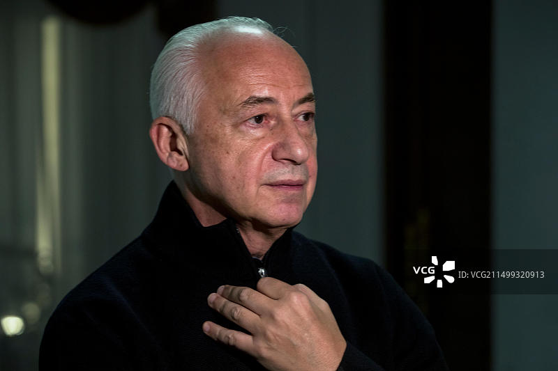 弗拉基米尔·斯皮瓦科夫在莫斯科音乐学院接受俄罗斯联邦频道采访图片素材