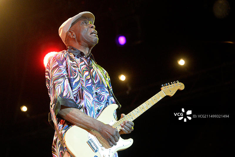 在2017年7月16日胡安爵士音乐节上吉他手巴迪·盖伊的音乐会图片素材