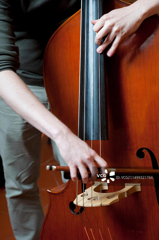 男人演奏低音提琴图片素材