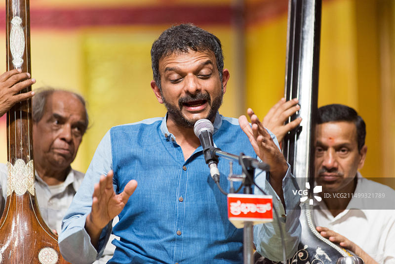 2017年4月16日印度班加罗尔：卡纳提克音乐歌手T·M·克里希纳在班加罗尔举办音乐会图片素材