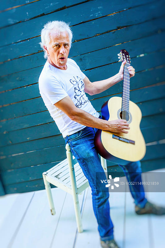 男人摆姿势图片素材