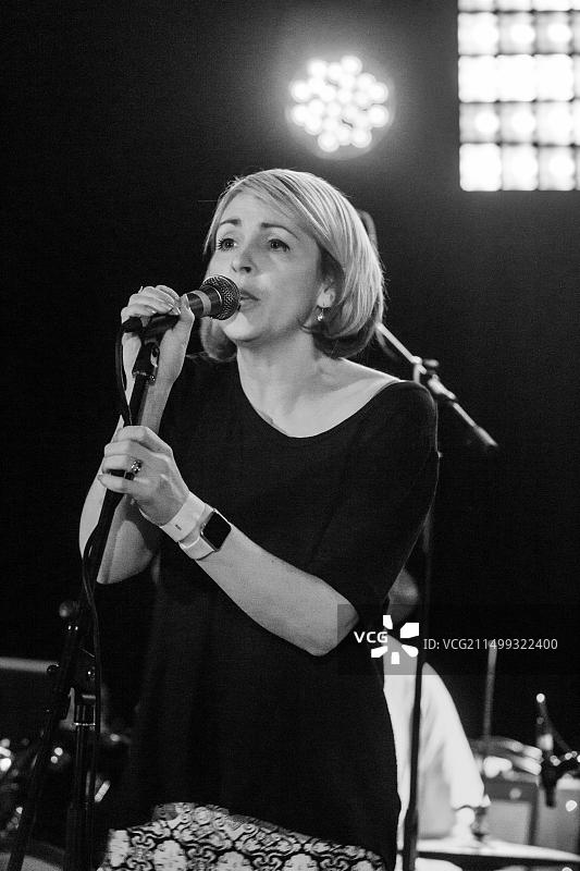 安德烈·帕克，Melys乐队主唱 - 2016年12月9日在洛斯托夫特水族馆的现场音乐会图片素材