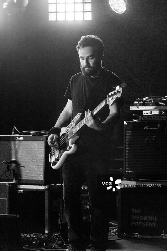 贝斯手在洛斯托夫特水族馆的音乐会现场表演图片素材