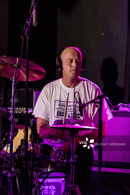 Melys乐队鼓手在洛斯托夫水族馆现场音乐会，萨福克郡，2016年12月9日图片素材