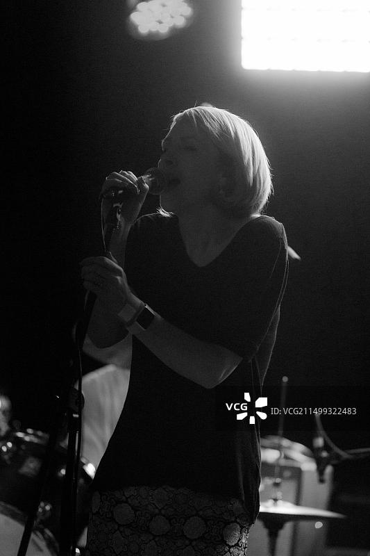 安德烈·帕克，Melys乐队主唱 - 2016年12月9日在洛斯托夫特水族馆的现场音乐会图片素材