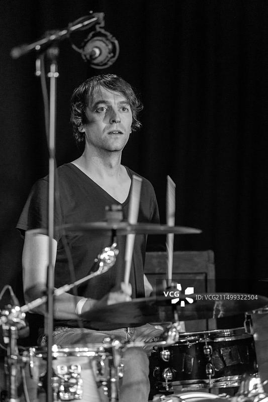 婚礼礼物乐队鼓手查尔斯·莱顿在洛斯托夫水族馆的现场音乐会，2016年12月9日图片素材