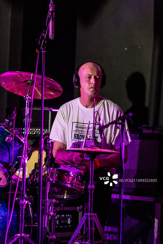 Melys乐队鼓手在洛斯托夫水族馆现场音乐会，萨福克郡，2016年12月9日图片素材