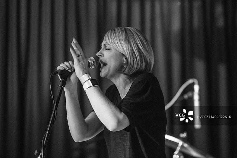 安德烈·帕克，Melys乐队主唱 - 2016年12月9日在洛斯托夫特水族馆的现场音乐会图片素材