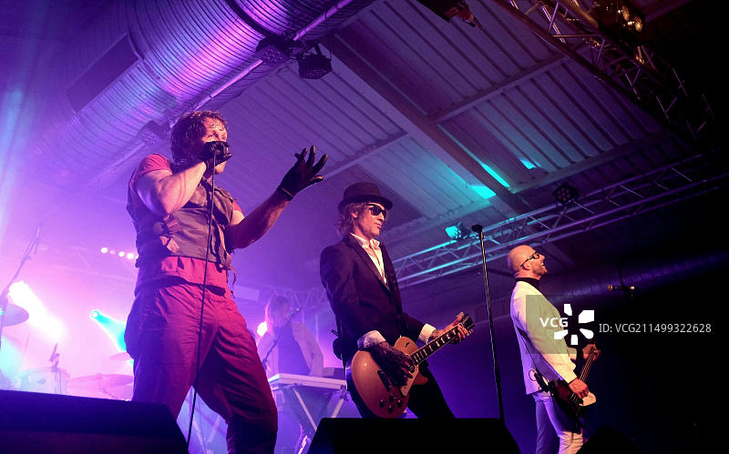 托尼·赖特与英国暴 vision 乐队在英国汉普郡南安普顿的发动机室演出，2016年11月26日图片素材