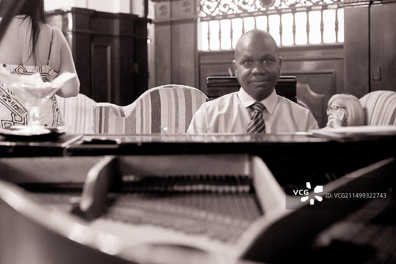 在世外桃源大厦的钢琴演奏者图片素材