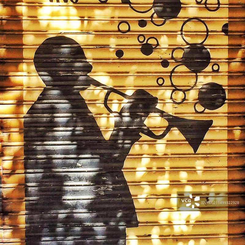 马德里拉斯莱特拉斯区爵士俱乐部一角：爵士小号手图片素材