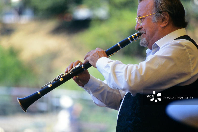 Acker Bilk在黑斯廷斯舞台上（1999年7月，东萨塞克斯郡）图片素材