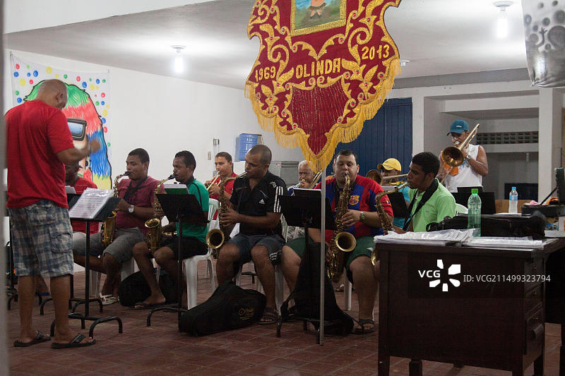 演奏桑巴的喇叭手图片素材