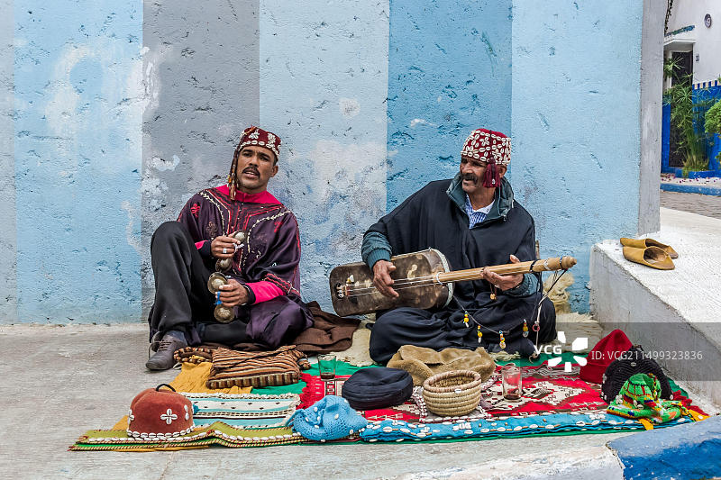 两名摩洛哥音乐家在乌达雅堡演奏图片素材