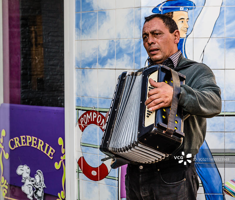 瑟堡的法国手风琴演奏者图片素材