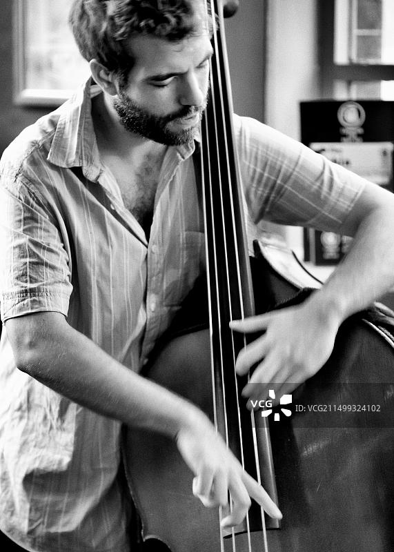 低音提琴演奏者图片素材