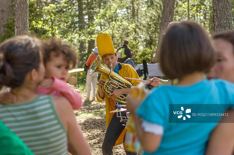 音乐家，法国普罗旺斯旺图山贝端森林节图片素材