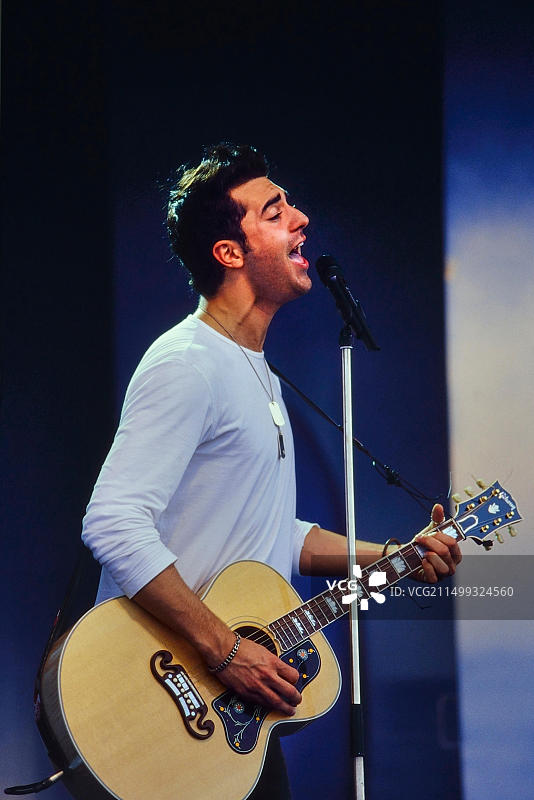 前流行偶像明星大流士·坎贝尔·达内什在斯凯格内斯蓝色彼得路演上现场表演图片素材