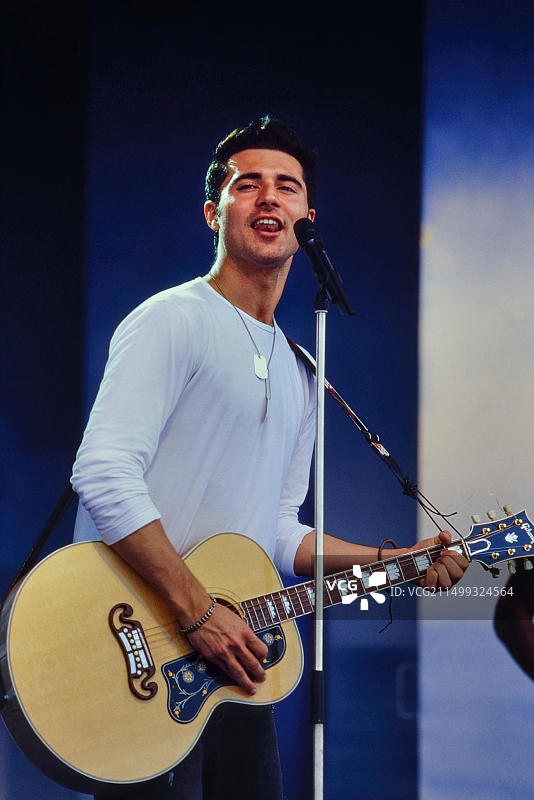 前流行偶像明星大流士·坎贝尔·达内什在斯凯格内斯蓝色彼得路演上现场表演图片素材