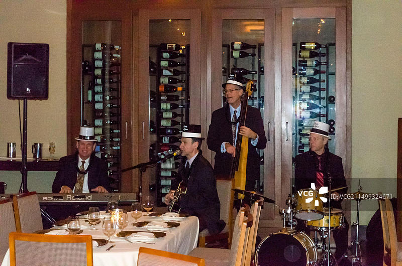 在纽约曼哈顿餐厅庆祝新年前夜的爵士乐队四重奏图片素材