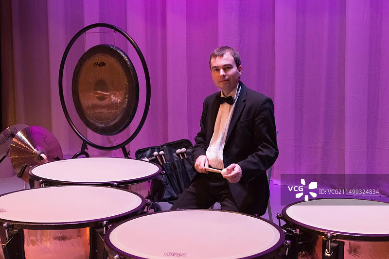 音乐会期间乐器旁的鼓手图片素材