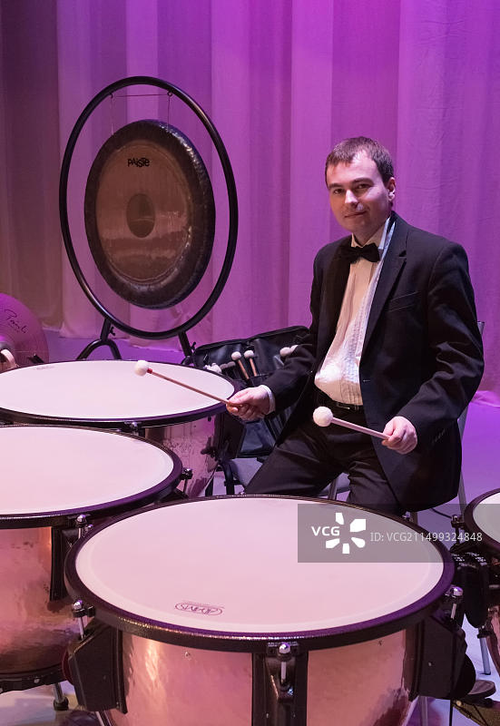 音乐会期间乐器旁的鼓手图片素材