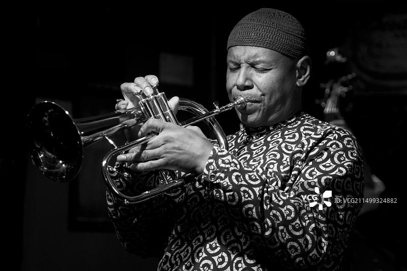 帕特里克·里克曼在烛光酒廊演出，美国新泽西州特伦顿，2014年11月图片素材