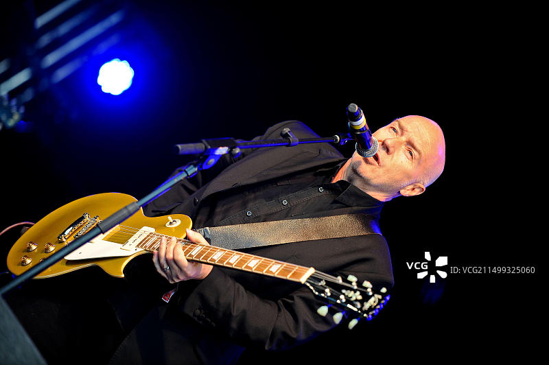 米奇·尤尔在利兹摇滚80年代演出图片素材