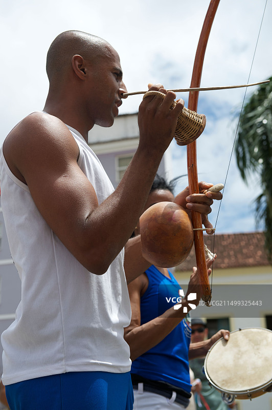 在巴西萨尔瓦多巴伊亚州佩洛尼奥演奏的巴西卡波耶拉音乐团体图片素材