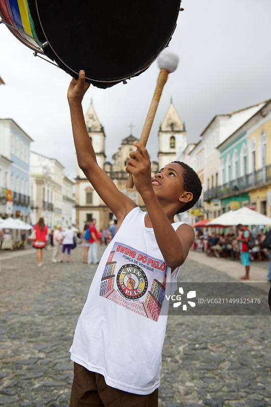 巴西萨尔瓦多：巴西鼓乐队年轻成员在广场上展示技巧图片素材