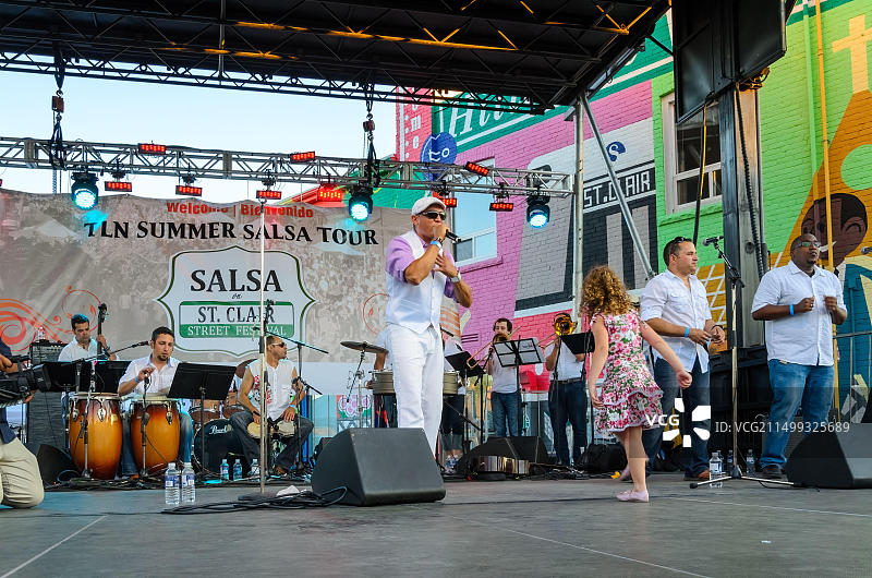 2013年2月14日，加拿大多伦多：圣克莱尔节上的莎莎舞表演图片素材