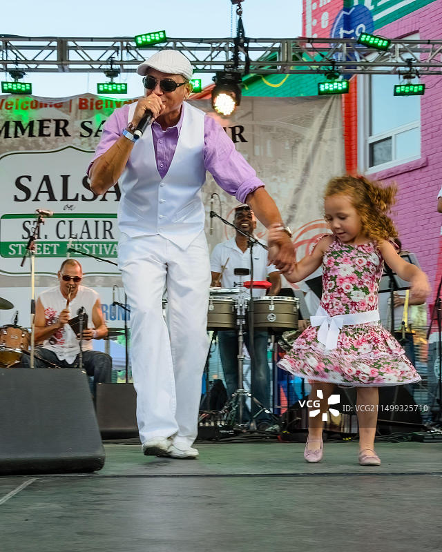 2013年2月14日，加拿大多伦多：圣克莱尔节上的莎莎舞表演图片素材