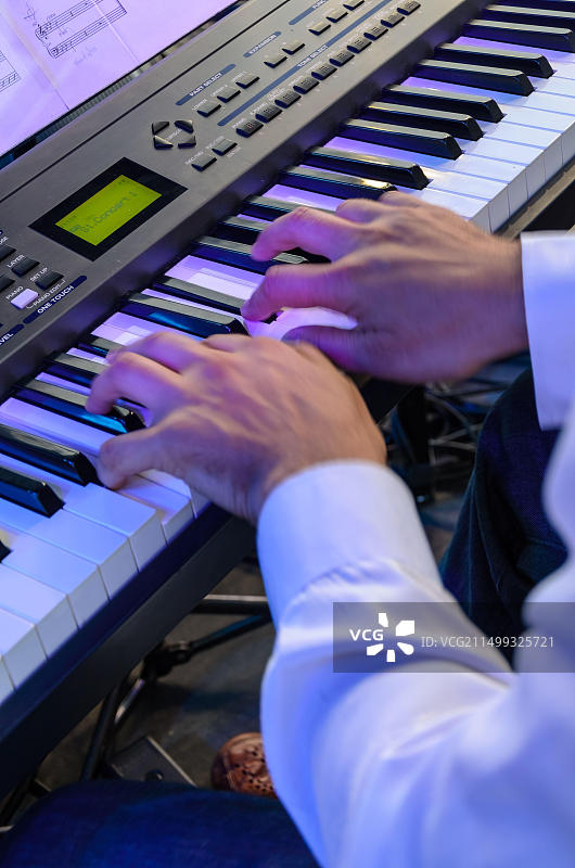 加拿大多伦多：圣克莱尔西大街的萨尔萨舞节，传统的拉丁美洲夏季年度节日场景图片素材