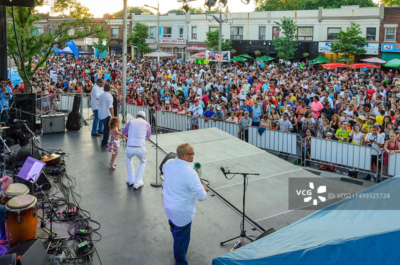 2013年2月14日，加拿大多伦多：圣克莱尔节上的莎莎舞表演图片素材