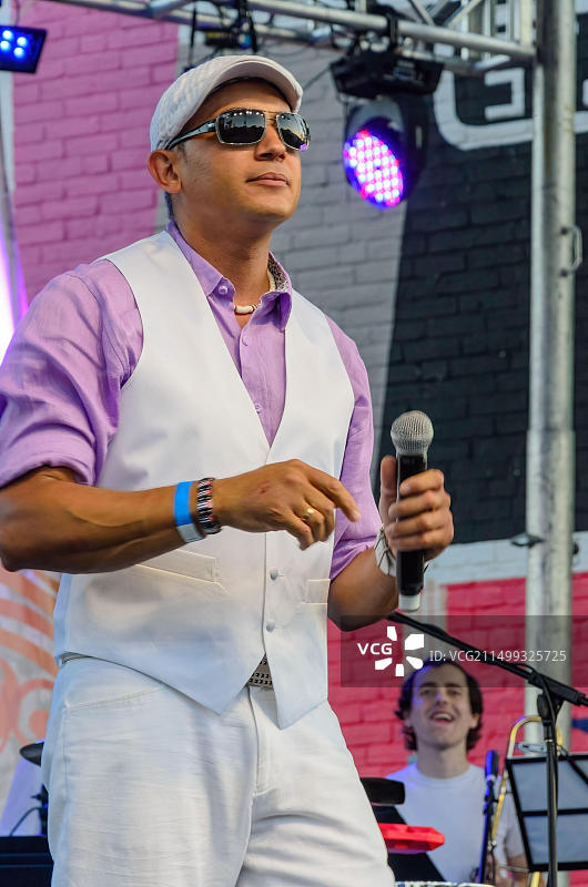 2013年2月14日，加拿大多伦多：圣克莱尔节上的莎莎舞表演图片素材