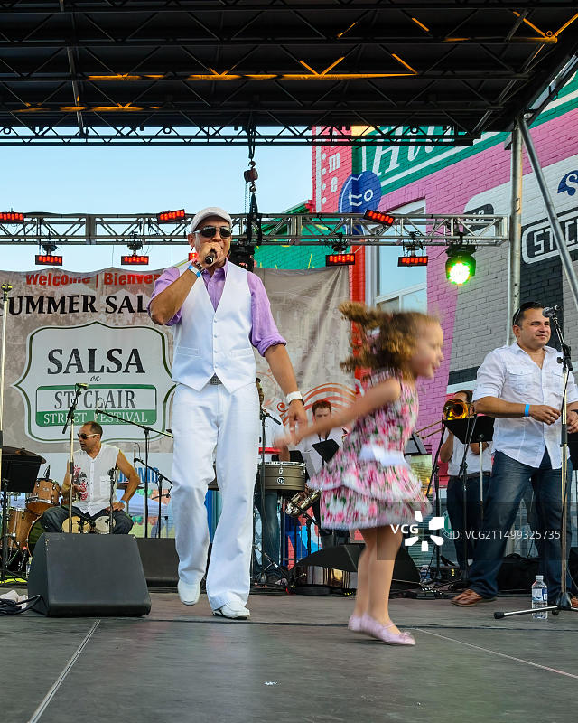 2013年2月14日，加拿大多伦多：圣克莱尔节上的莎莎舞表演图片素材