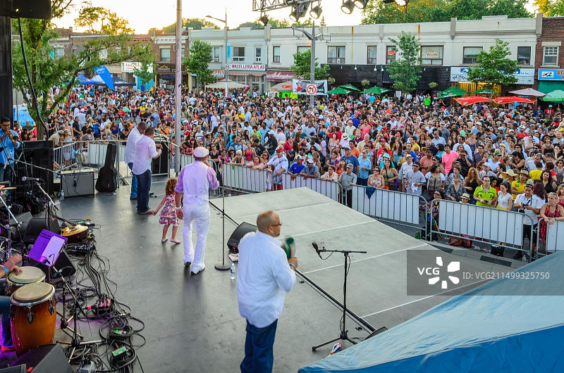 2013年2月14日，加拿大多伦多：圣克莱尔节上的莎莎舞表演图片素材