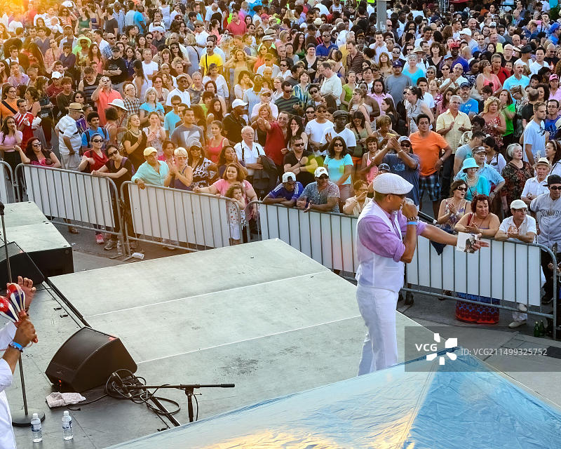 2013年2月14日，加拿大多伦多：圣克莱尔节上的莎莎舞表演图片素材