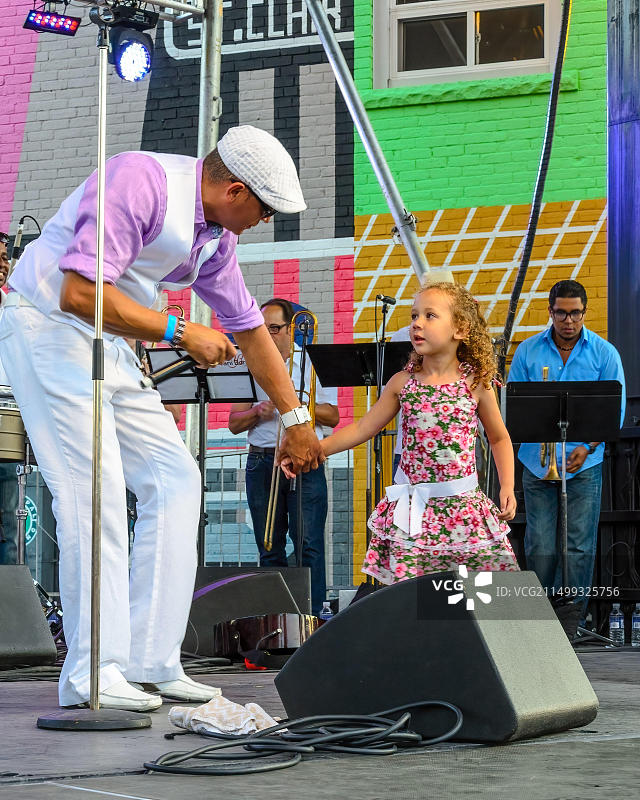 2013年2月14日，加拿大多伦多：圣克莱尔节上的莎莎舞表演图片素材