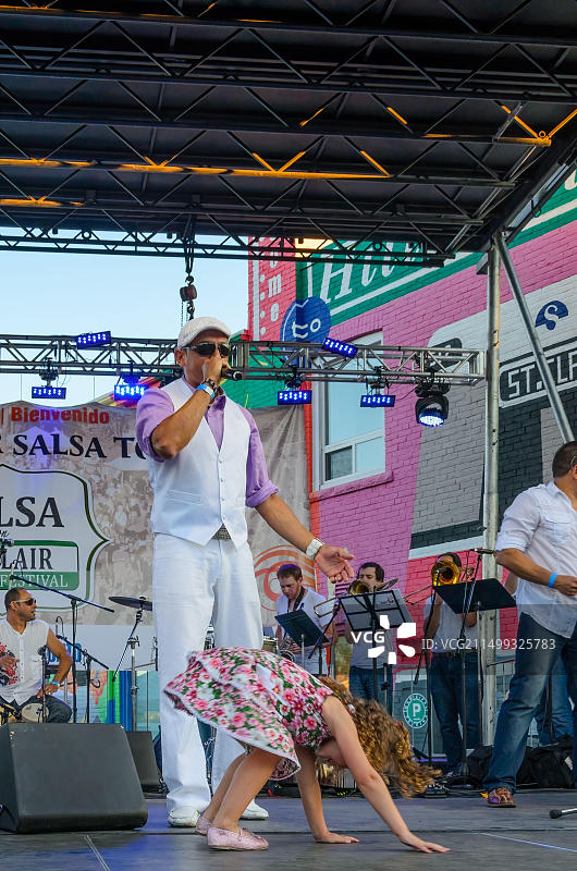 2013年2月14日，加拿大多伦多：圣克莱尔节上的莎莎舞表演图片素材