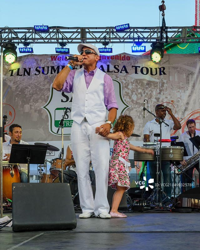 2013年2月14日，加拿大多伦多：圣克莱尔节上的莎莎舞表演图片素材