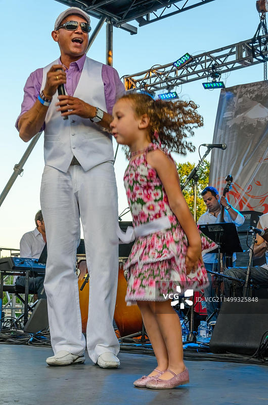 2013年2月14日，加拿大多伦多：圣克莱尔节上的莎莎舞表演图片素材