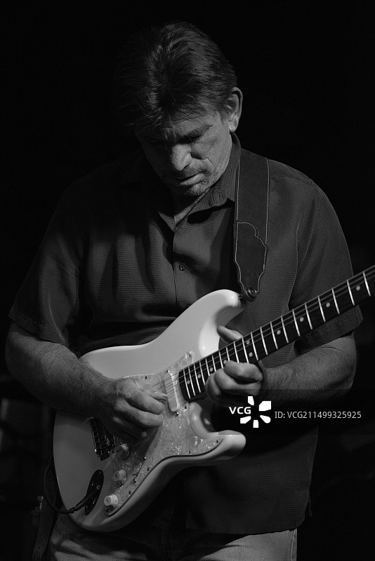 迈克·威肯在尼尔斯托克四世上用芬达Stratocaster演奏平克·弗洛伊德的歌曲，2013年5月18日，加利福尼亚州兰开斯特图片素材