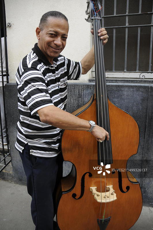 古巴哈瓦那街头的切罗或贝斯演奏者图片素材